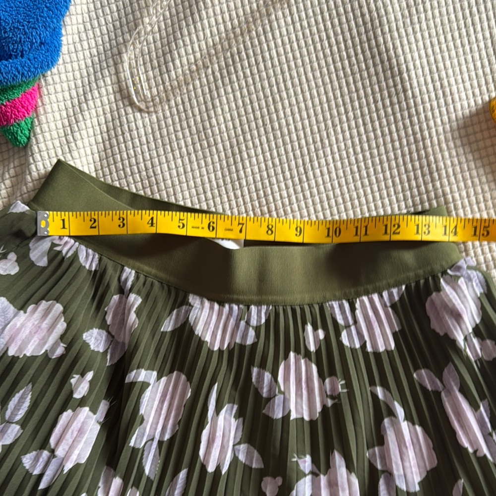 Aritiza Wilfred Twirl Pleated Skirt Floral in Olive and Lavender - Picture 4 of 4